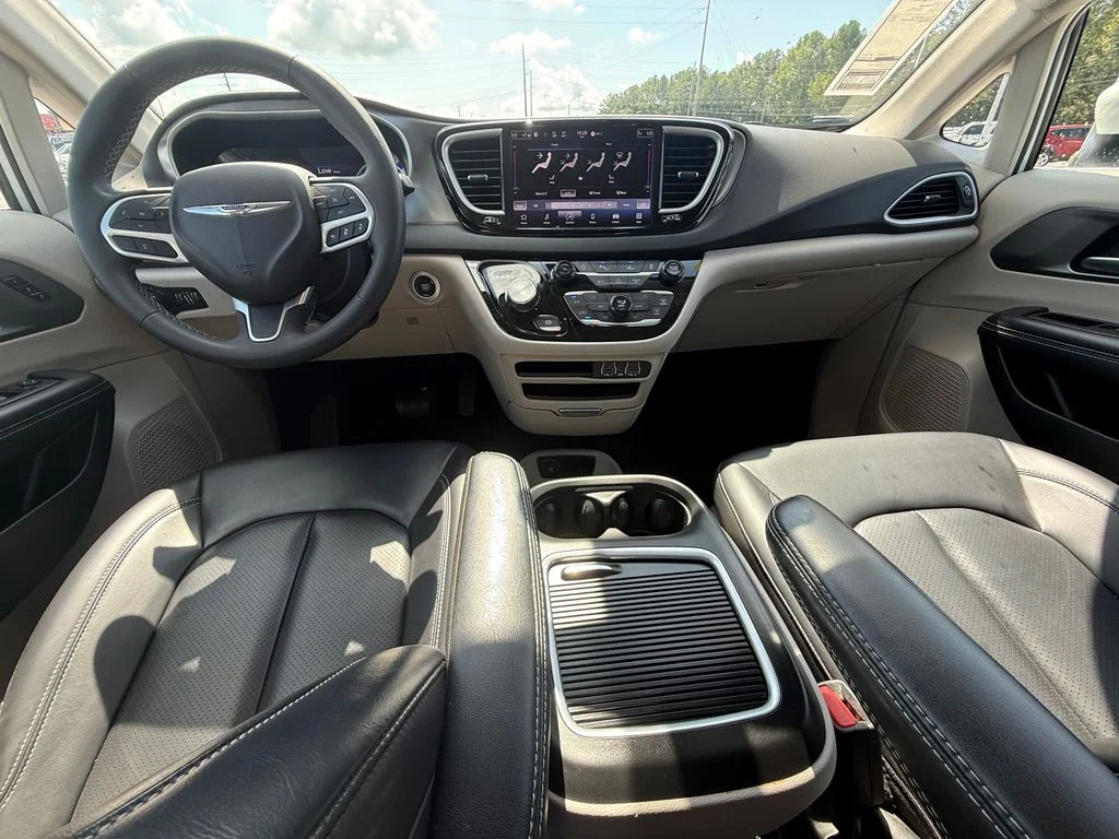 Used 2023 White Chrysler Touring L image 7