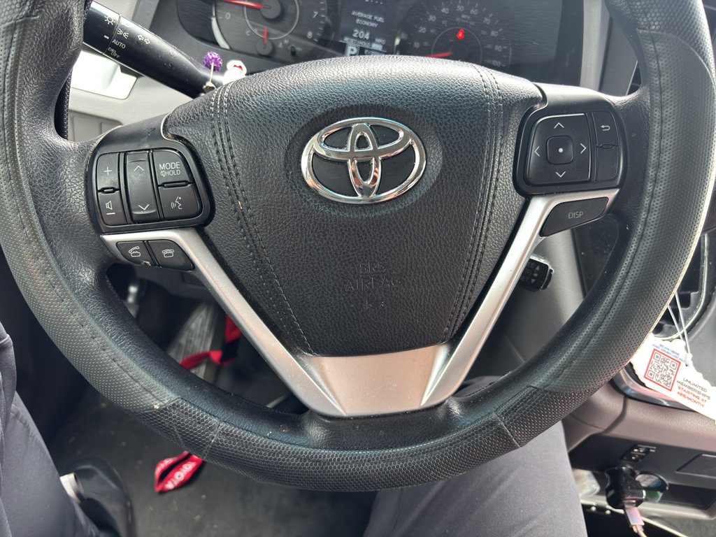 Used 2016 Salsa Red Pearl Toyota LE image 10