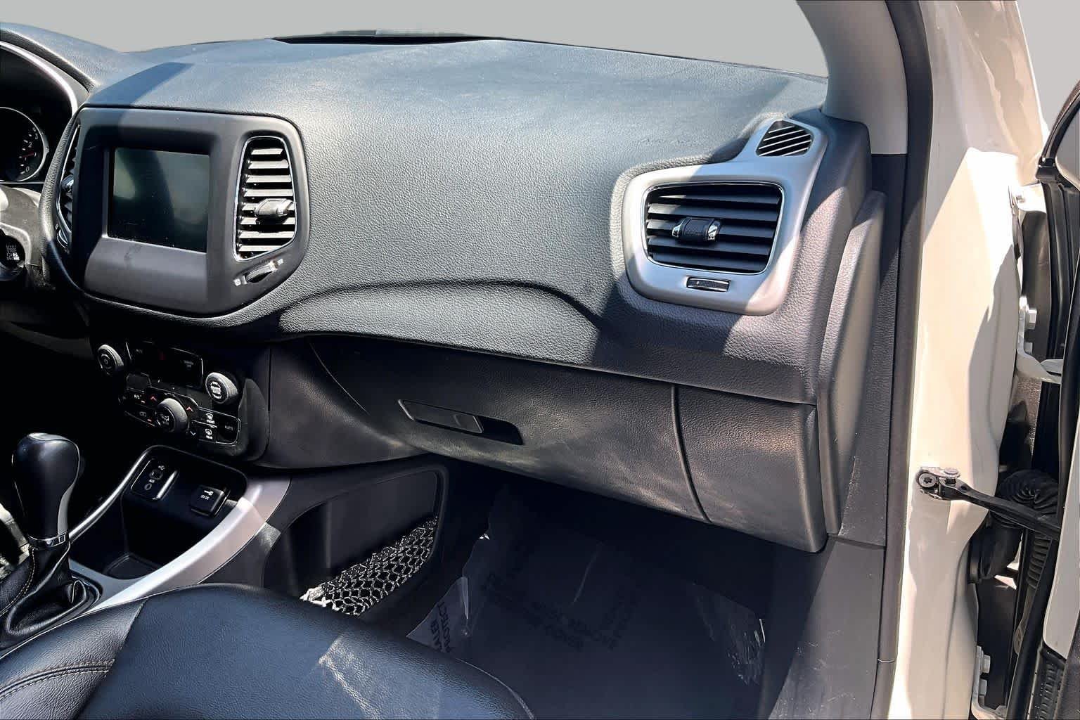 Used 2018 White Clearcoat Jeep Latitude image 19