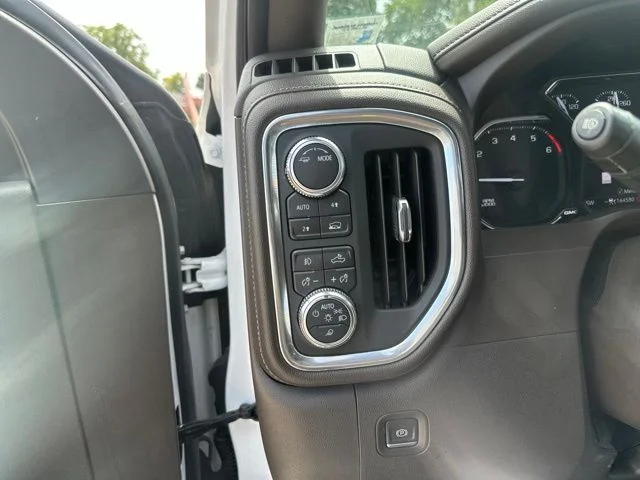 Used 2022 White GMC SLT image 19