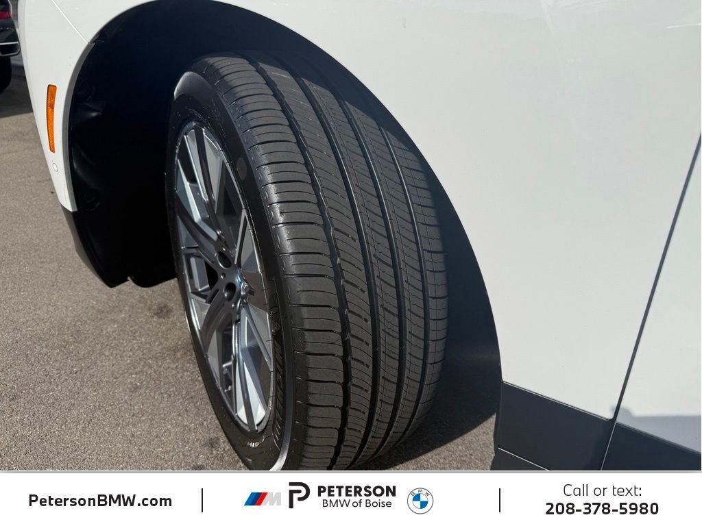 Used 2024 White BMW xDrive50 image 33