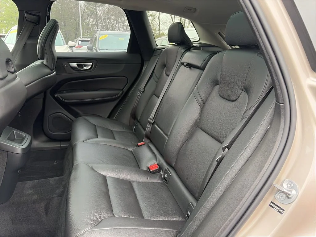 2025 Volvo XC60 Plus - Photo 16