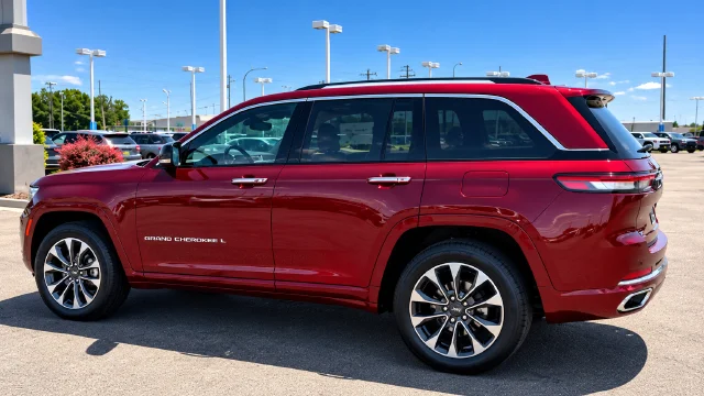 Used 2022 Red Jeep Overland image 8