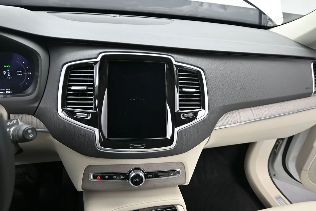 Certified Used 2025 Crystal White Volvo Plus image 16