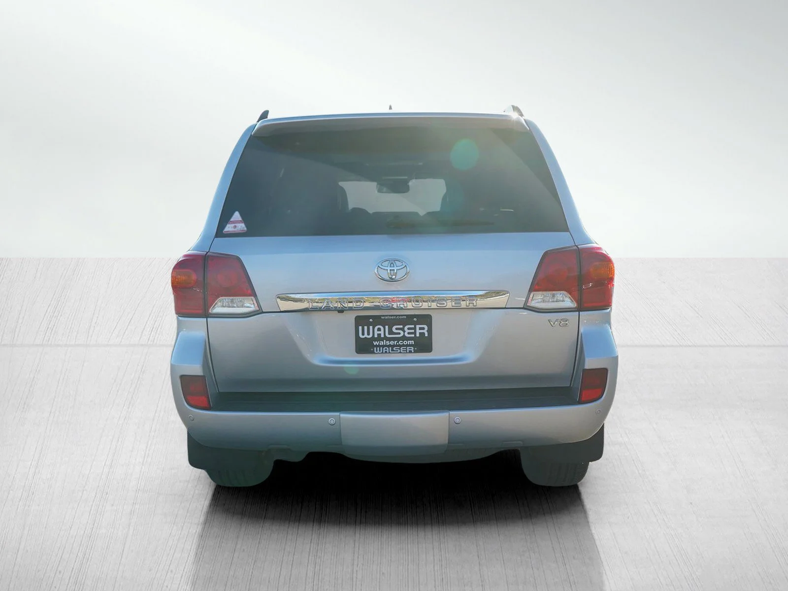 Used 2015 Classic Silver Metallic Toyota Base image 4