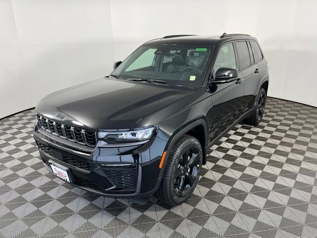 New 2026 Diamond Black Crystal Pearl-Coat Exterior Paint Jeep Limited image 2