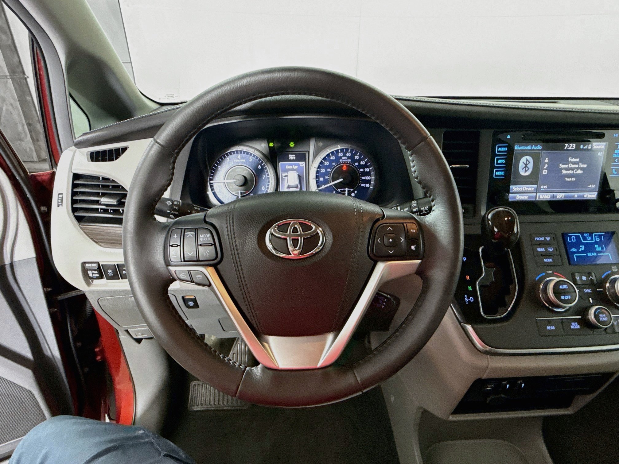 Used 2016 Salsa Red Pearl Toyota XLE image 11