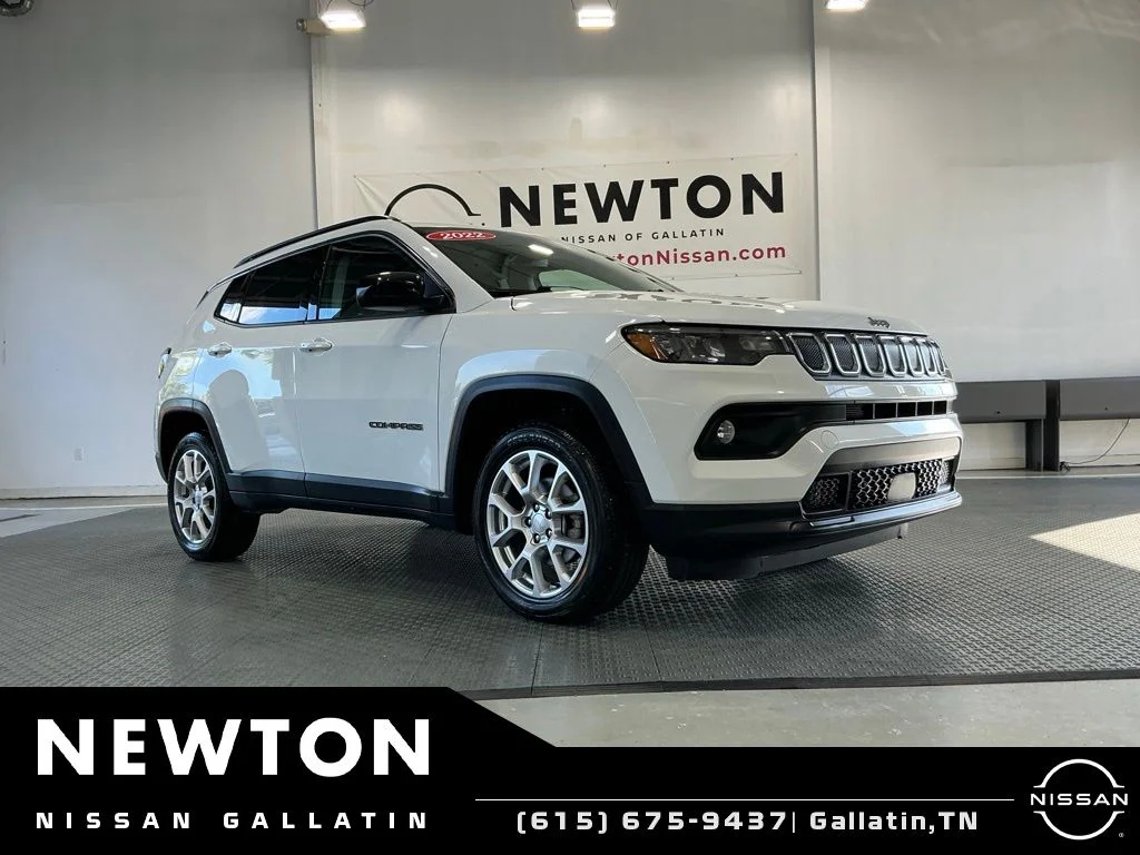 Used 2022 Bright White Clearcoat Jeep Latitude Lux image 24