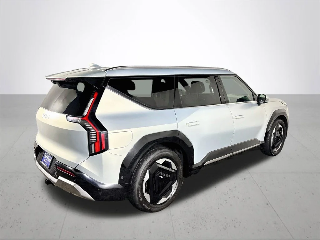 Used 2024 Ivory Kia Land image 6