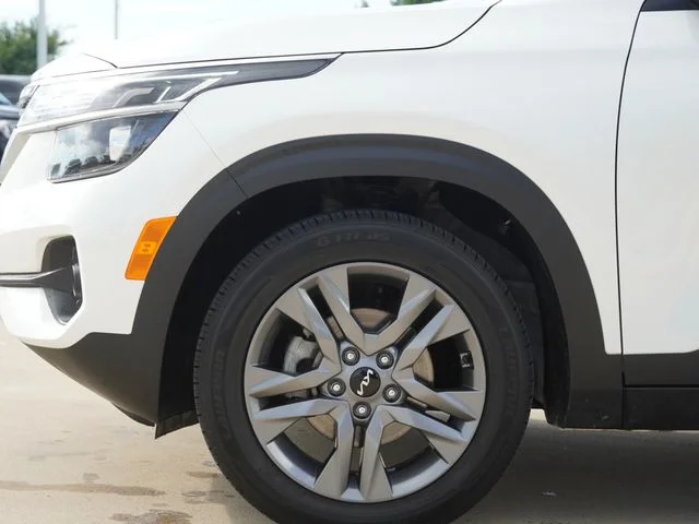 Used 2023 White Kia S image 5