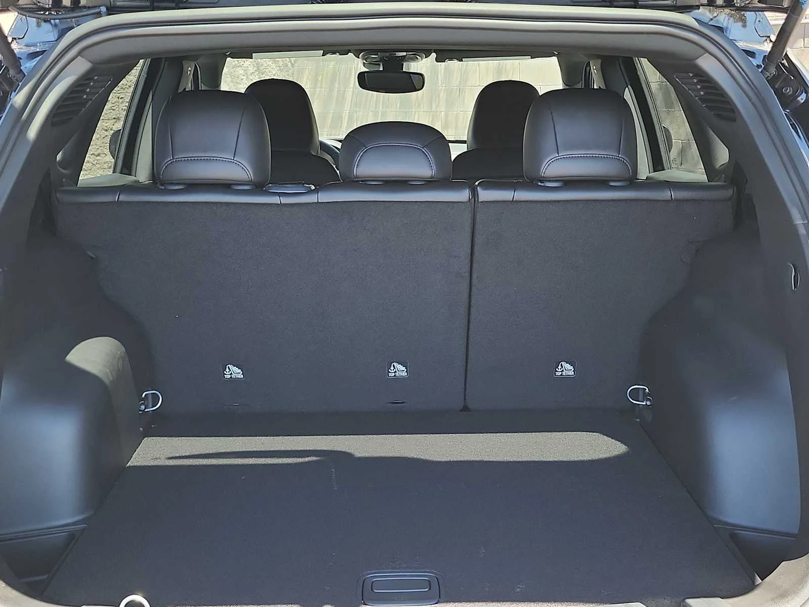 New 2026 Diamond Black Crystal Pearl-Coat Exterior Paint Jeep Latitude image 23