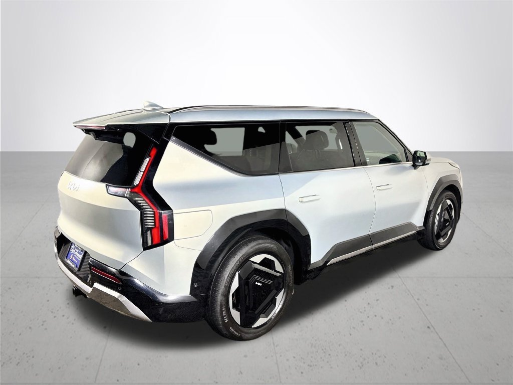 Used 2024 White Kia Land image 6