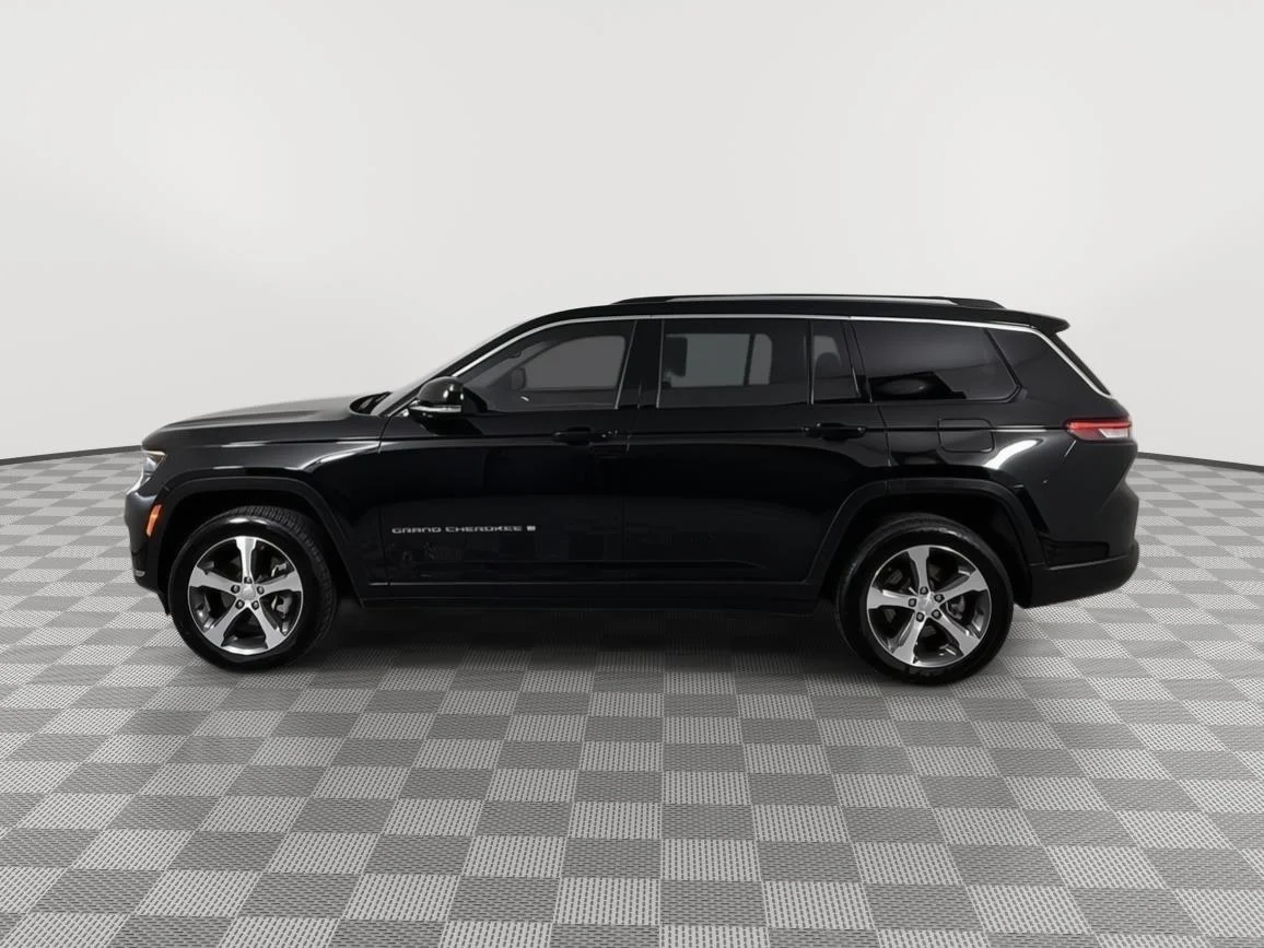 Used 2023 Diamond Black Crystal Pearlcoat Jeep Limited image 8