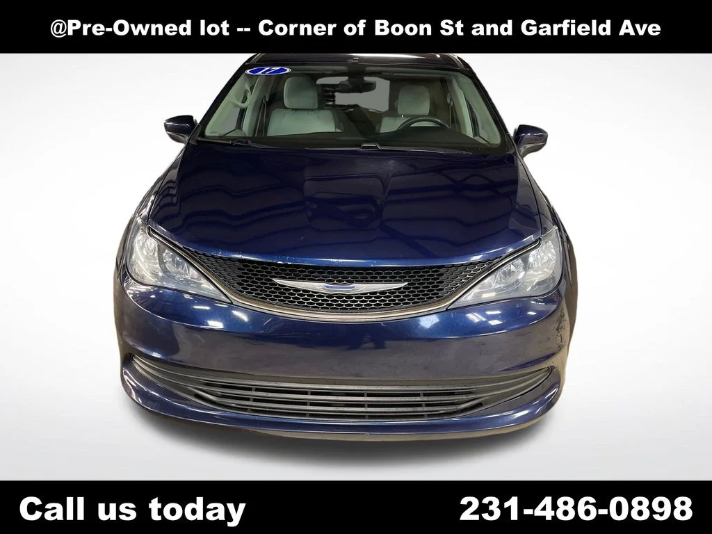 Used 2017 Blue Chrysler LX image 11