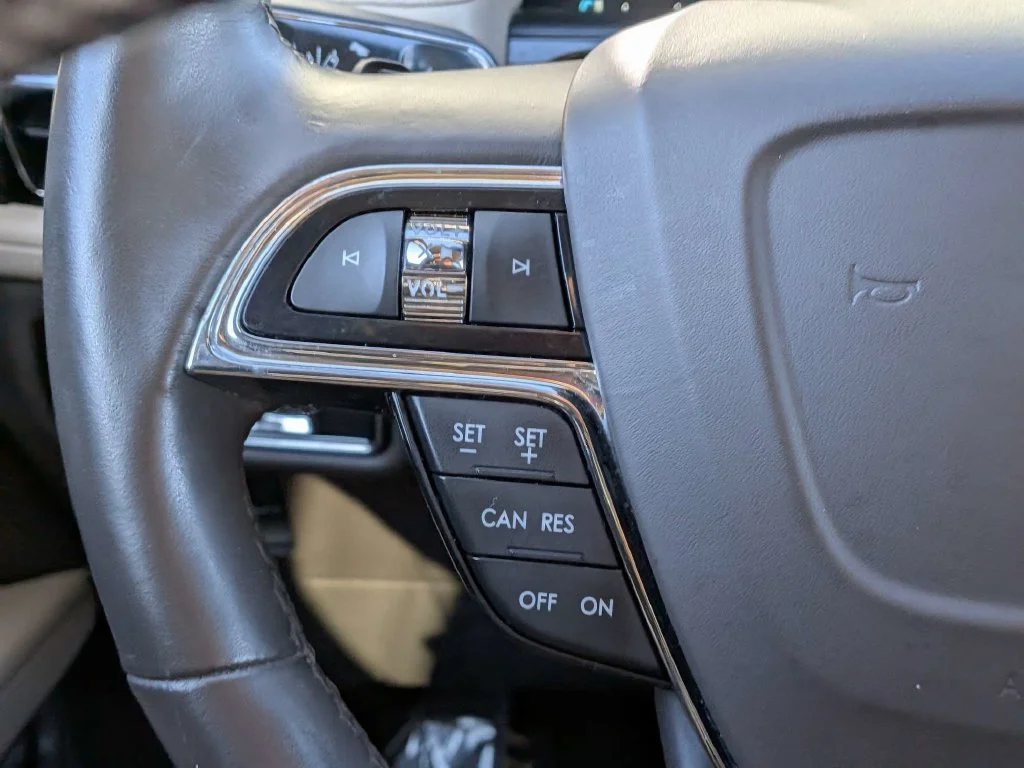 Used 2022 Pearl Metallic Lincoln Reserve image 21