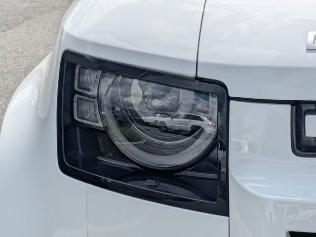 Used 2024 White Land Rover SE image 10
