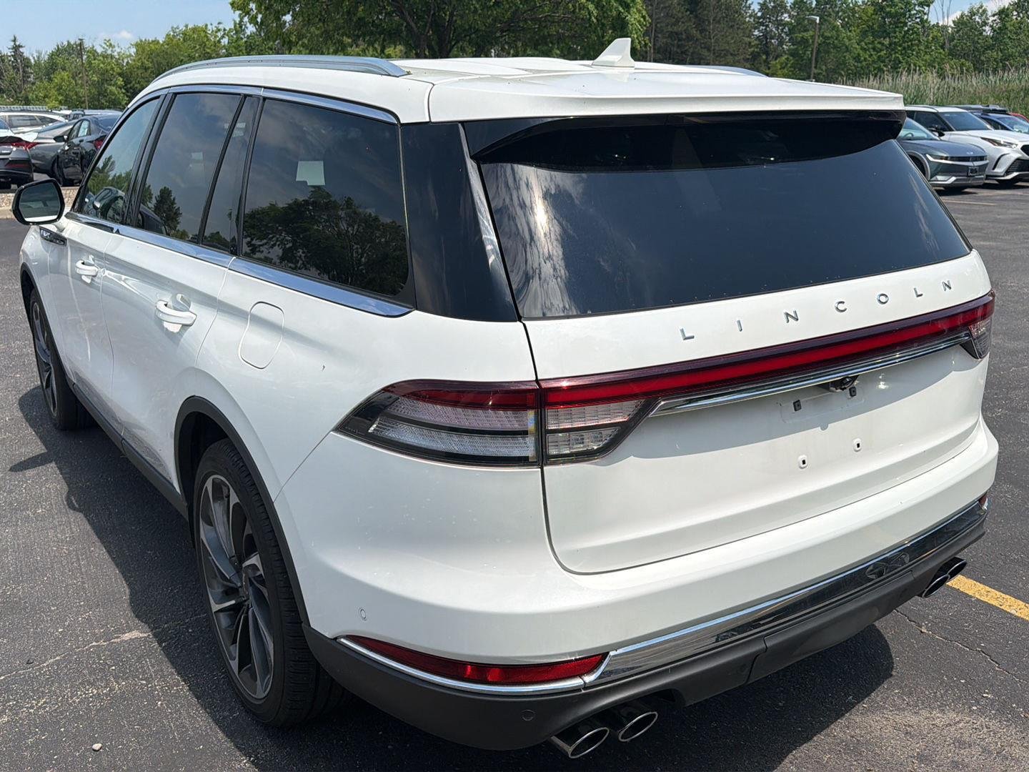 Used 2022 Pristine White Lincoln Reserve image 4