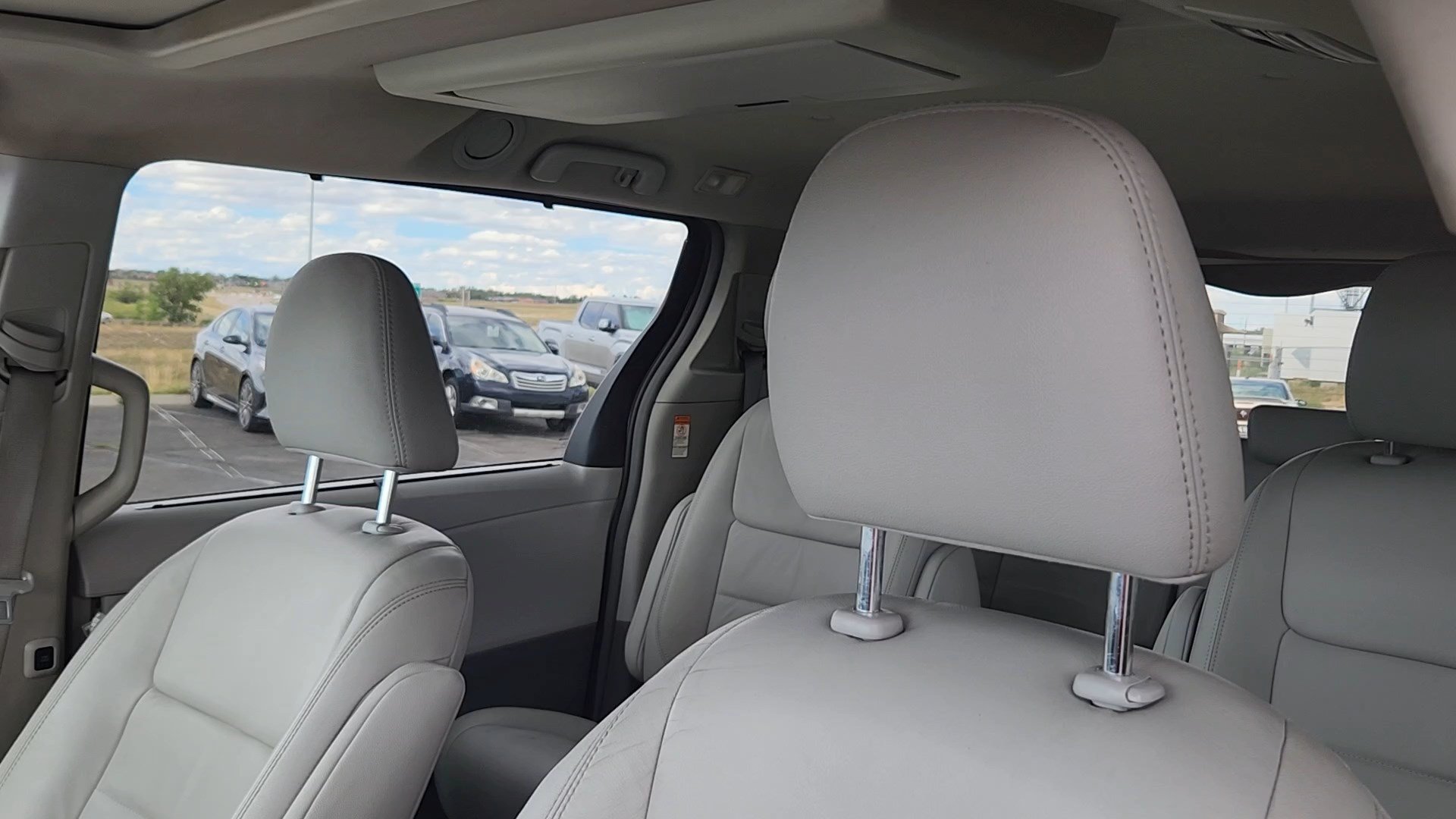 Used 2016 Predawn Gray Mica Toyota XLE Premium image 9