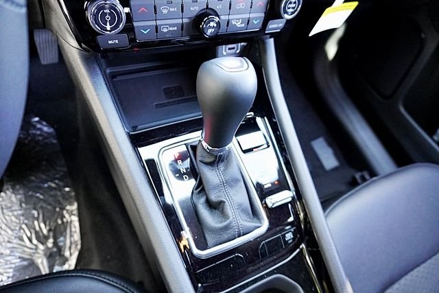 New 2026 Bright White Clearcoat Jeep Latitude image 33