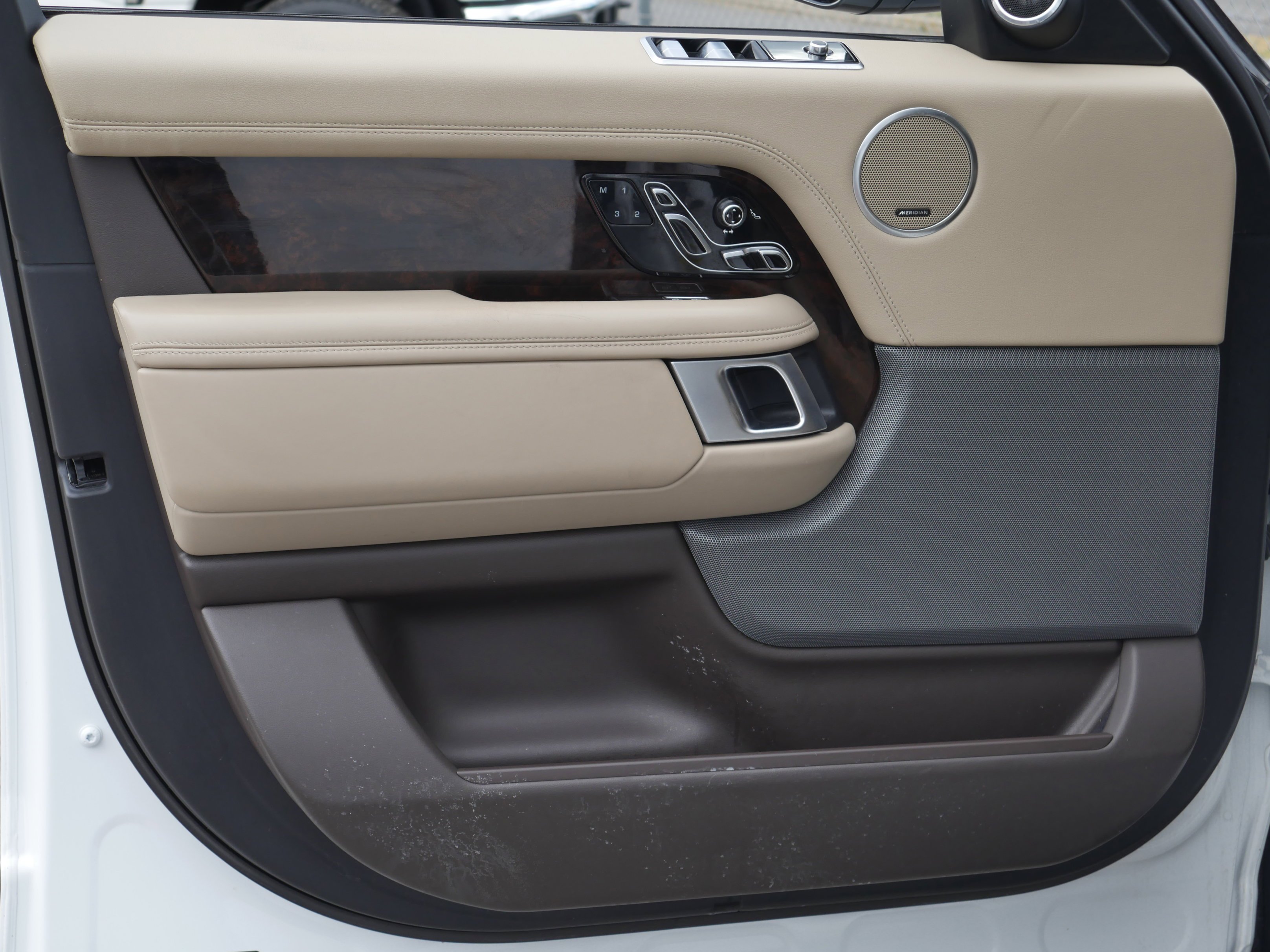 Used 2019 Fuji White Land Rover  image 44