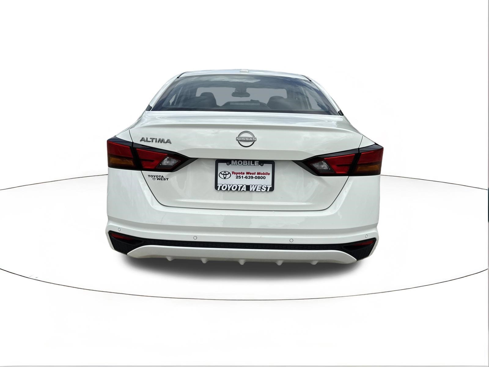 Used 2025 Glacier White Nissan SV image 4