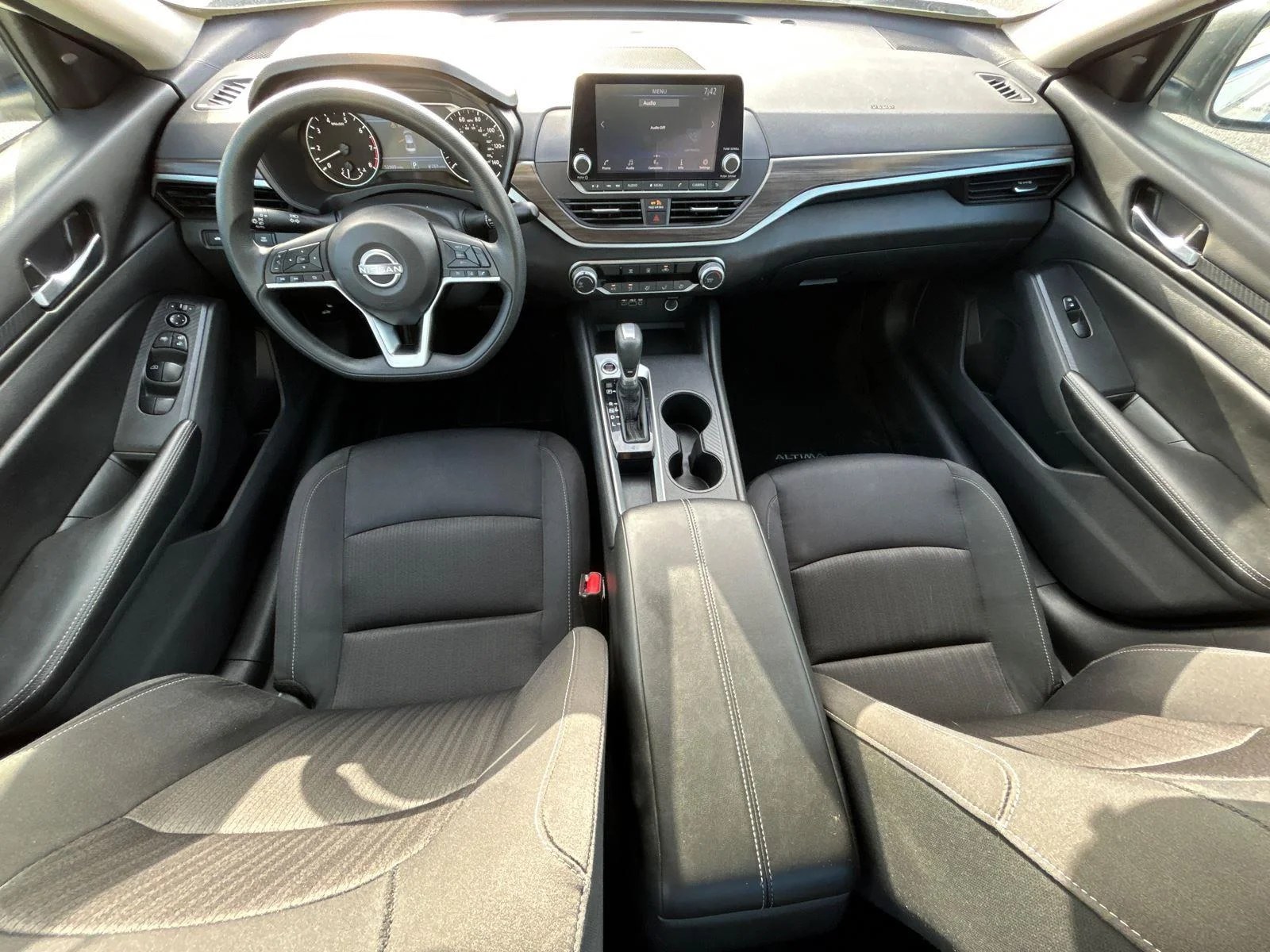 Used 2025 Glacier White Nissan SV image 33