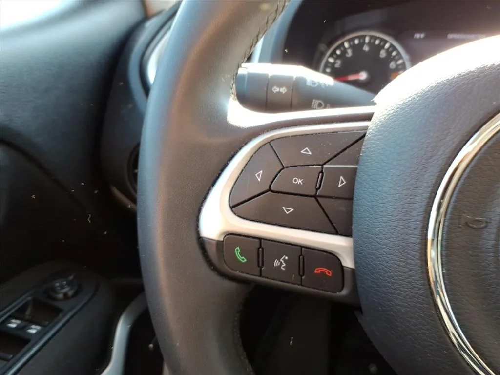 Used 2021 Silver Jeep Latitude image 19