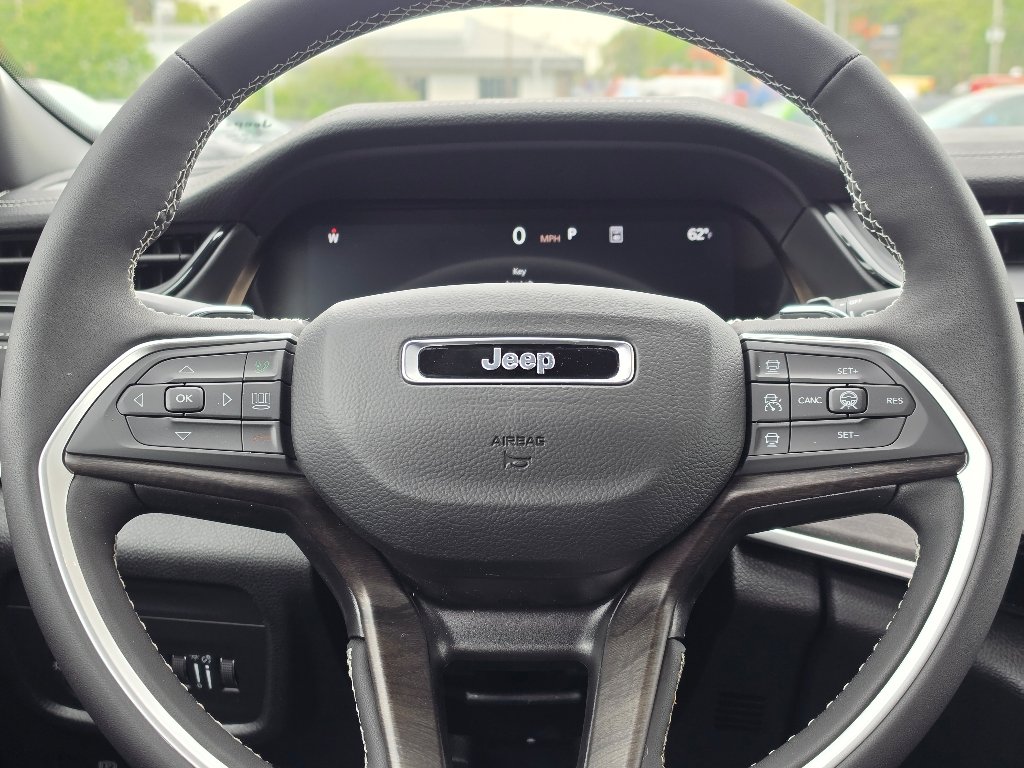 New 2026 Diamond Black Crystal Pearl-Coat Exterior Paint Jeep Laredo image 14