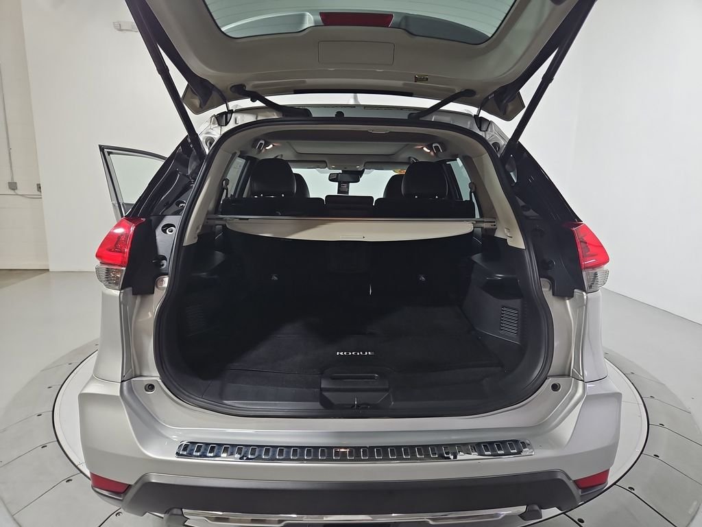 Used 2018 Silver Nissan SL image 23