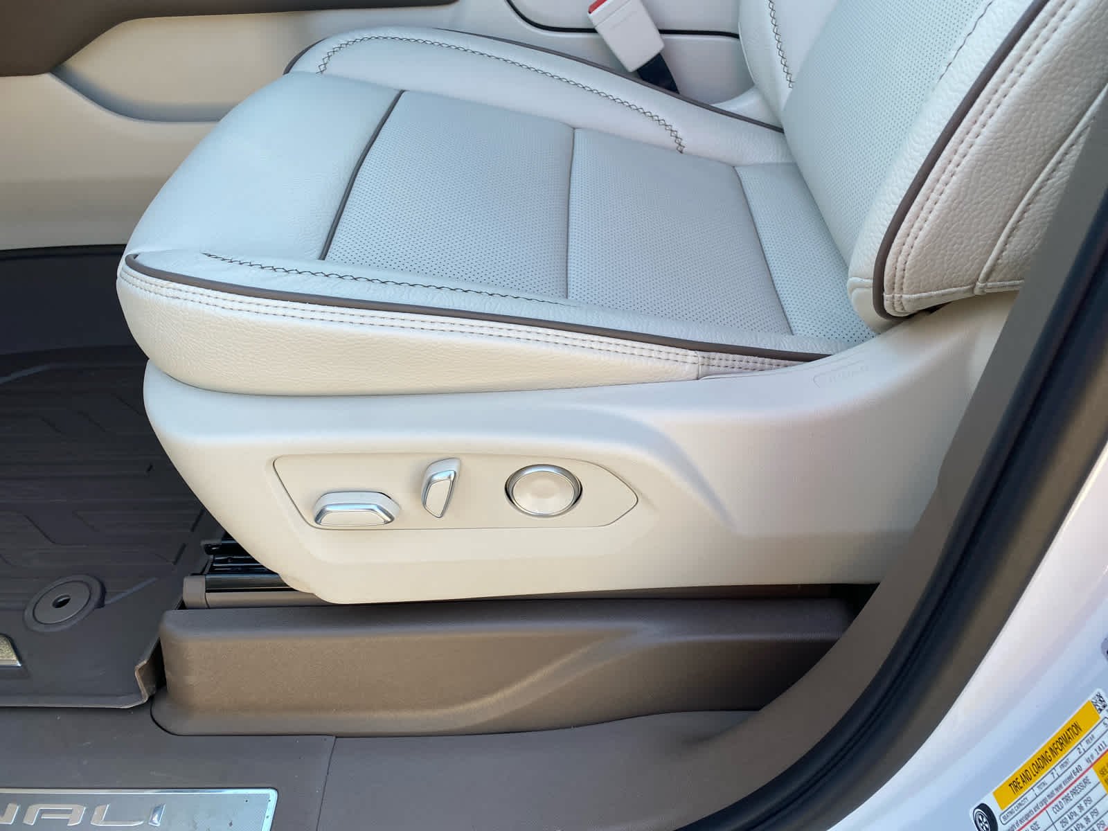 2026 GMC Yukon XL Denali - Photo 10