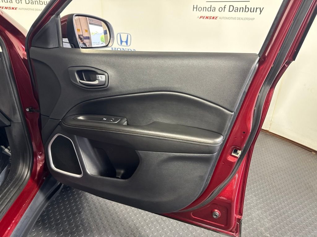 Used 2021 Velvet Jeep Latitude image 5