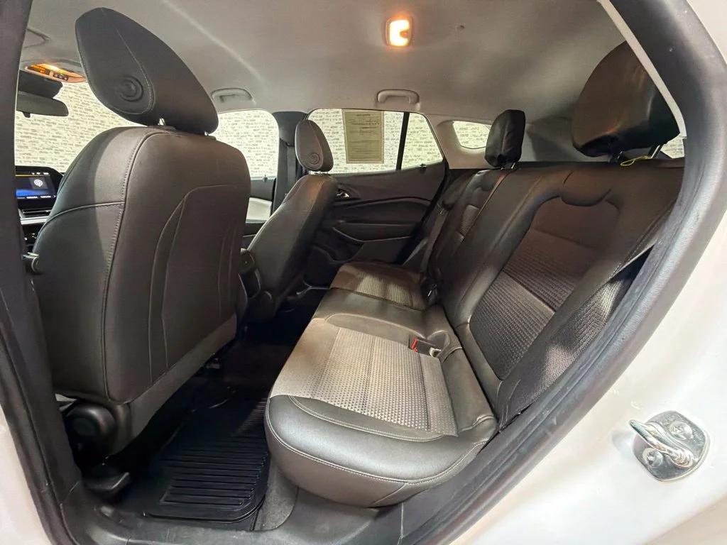 Used 2025 Summit White Chevrolet LT image 17
