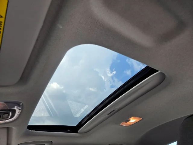 Used 2025 White Hyundai SEL Convenience image 11