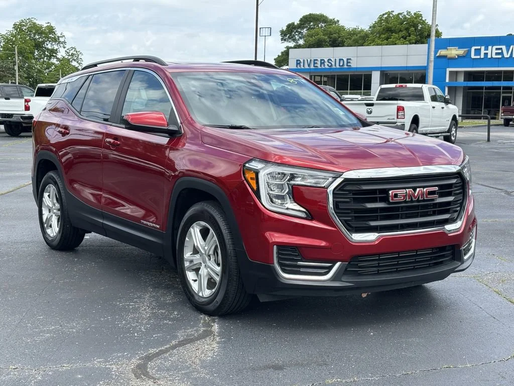 Used 2024 Volcanic Red Tintcoat GMC SLE image 4