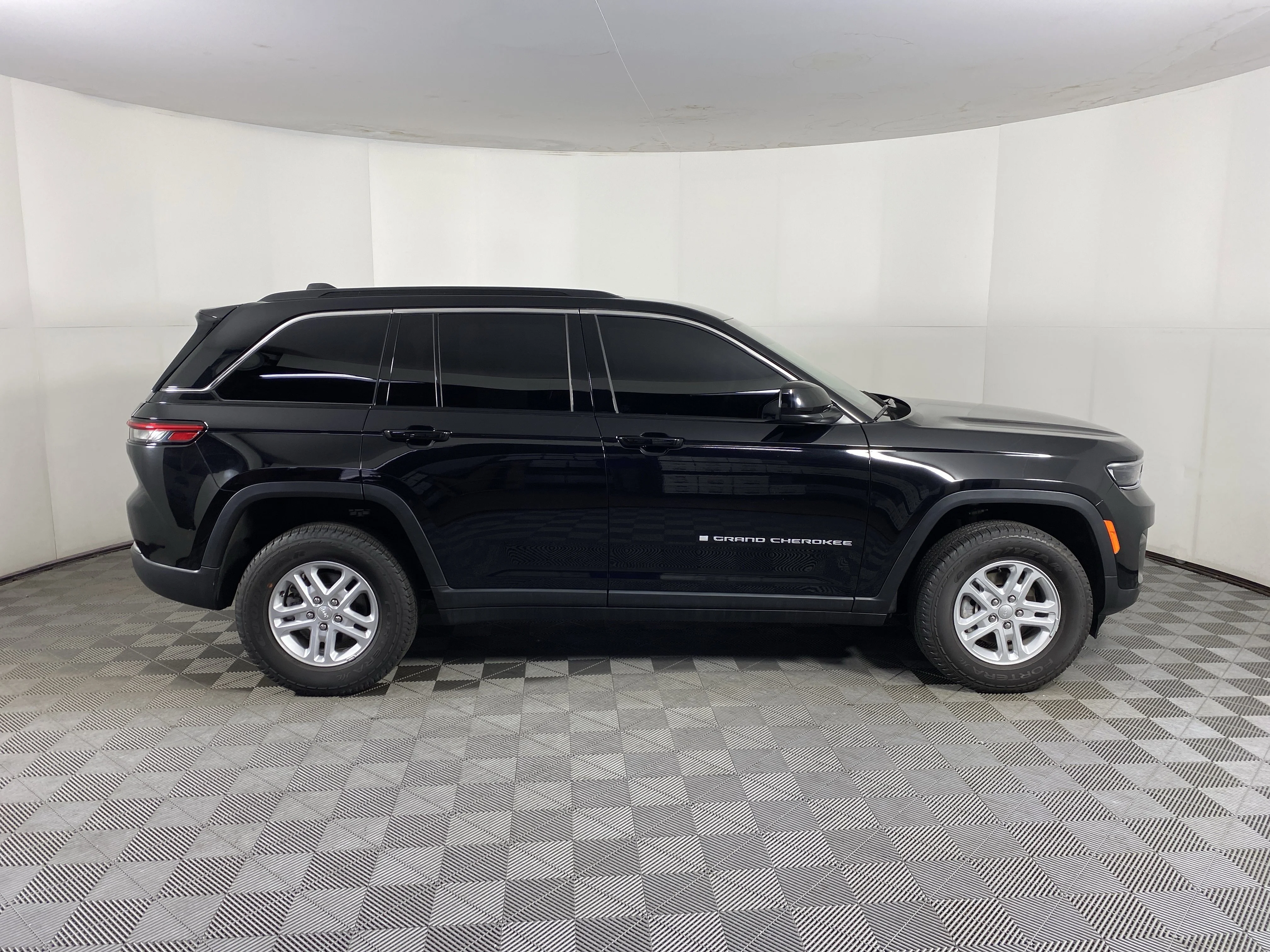 Used 2024 Diamond Black Crystal Pearlcoat Jeep Laredo image 6