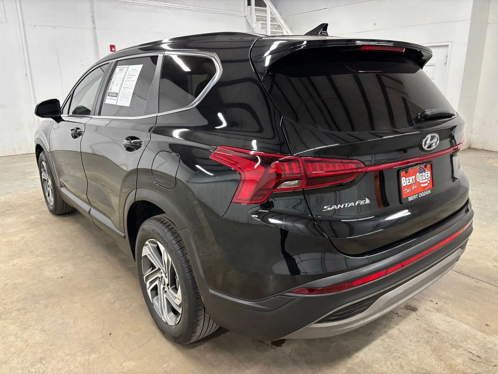 Used 2023 Black Hyundai SE image 5