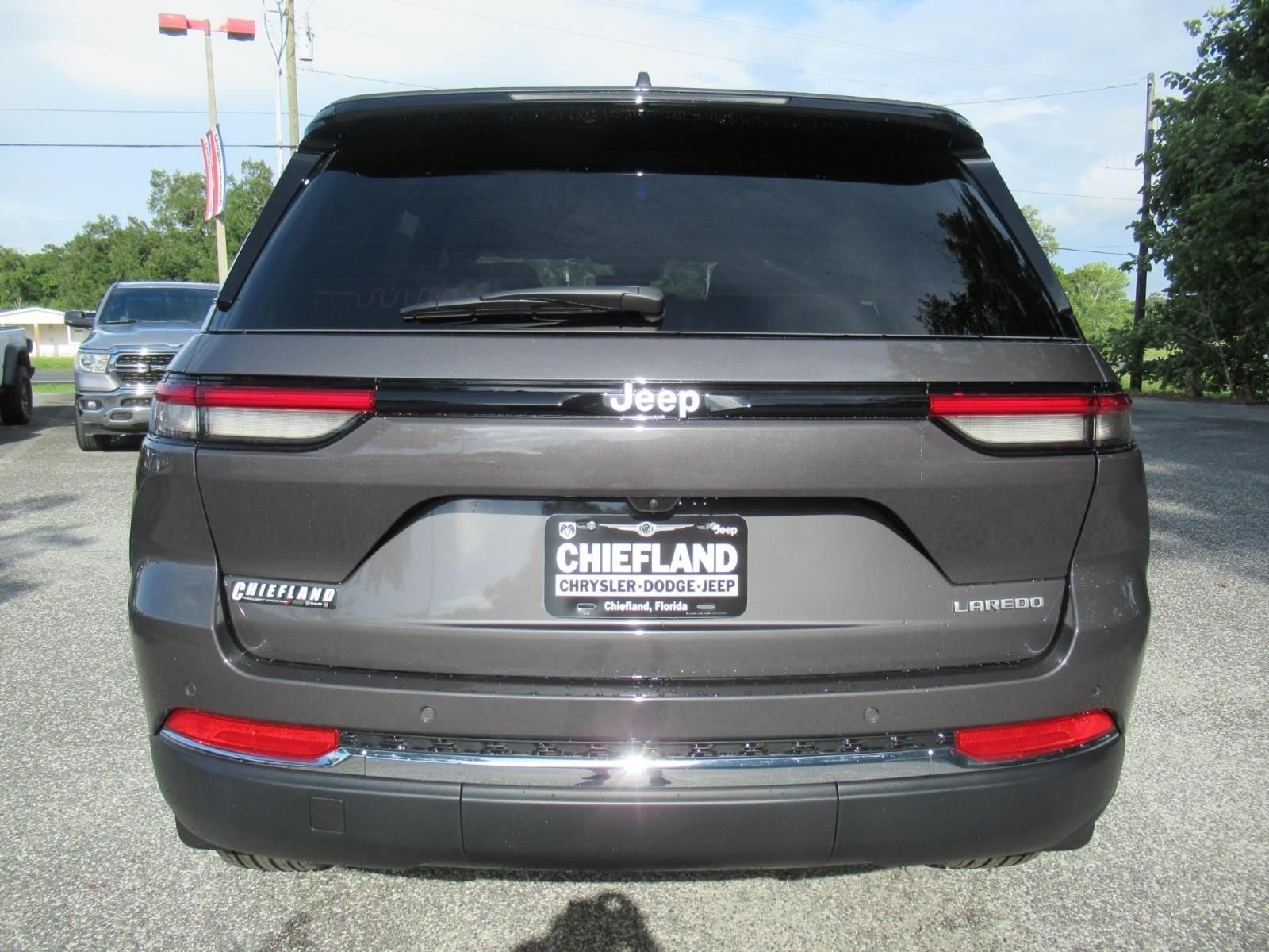 New 2026 Baltic Gray Metallic Clear-Coat Exterior Paint Jeep Laredo X image 6