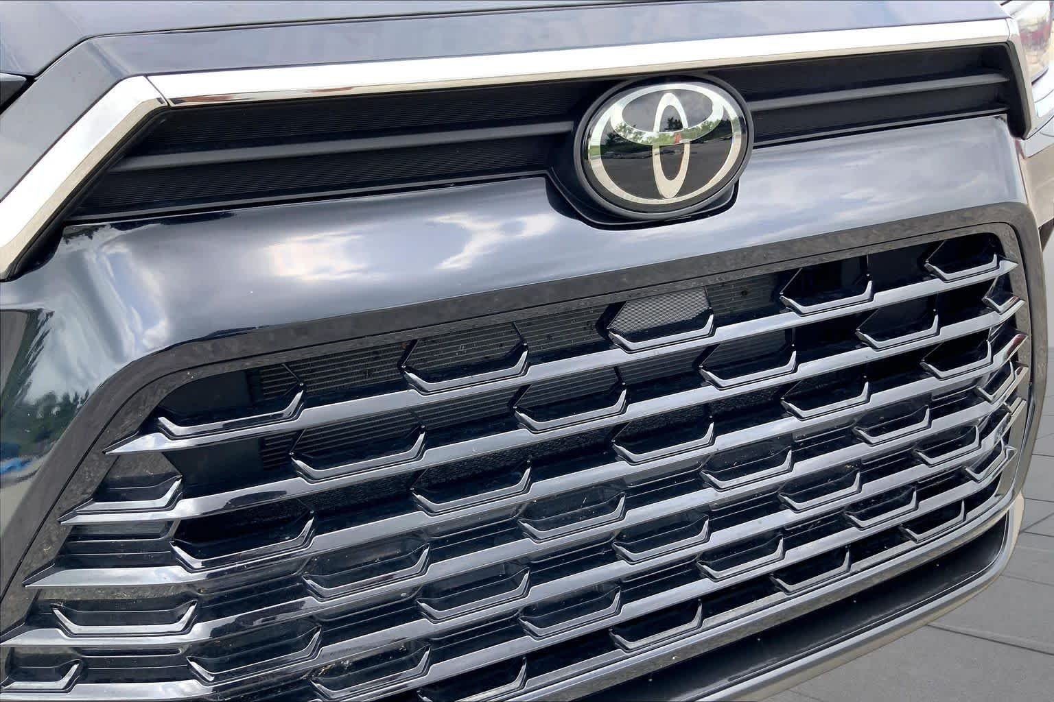 Used 2025 Midnight Black Metallic Toyota XLE image 29