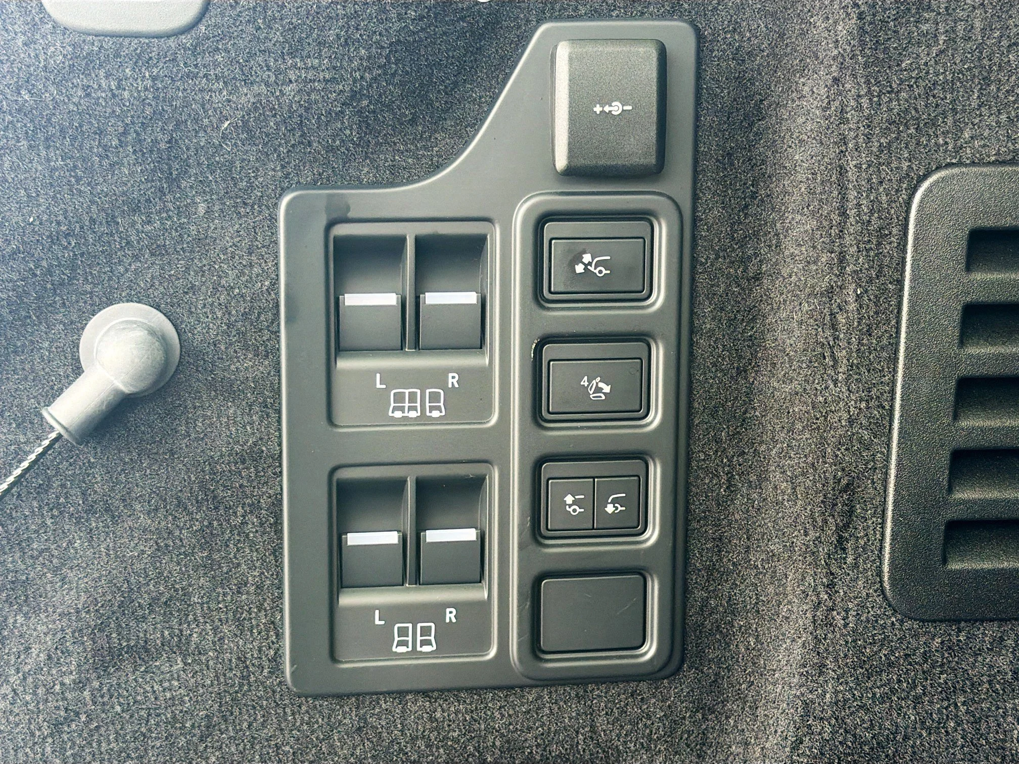 Certified Used 2025 Fuji White Land Rover Dynamic SE image 13
