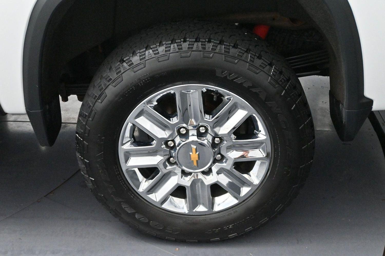 Used 2024 Summit White Chevrolet High Country image 30