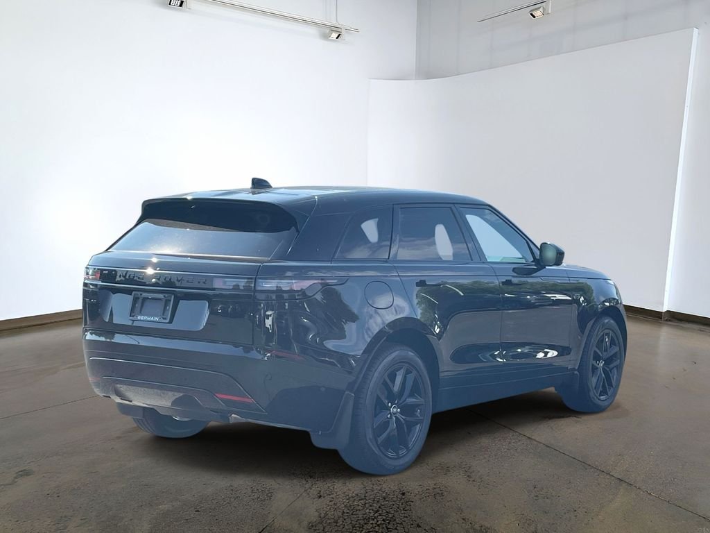 New 2026 Santorini Black Land Rover Dynamic SE image 4
