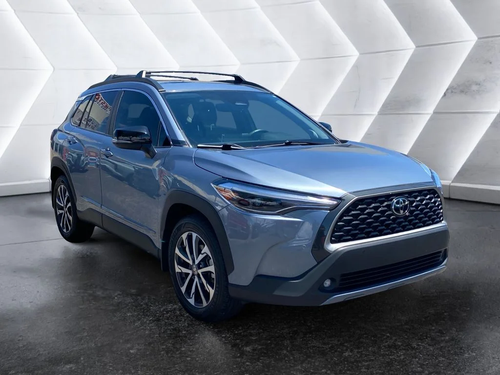 Used 2025  Toyota XLE image 1