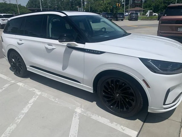 Used 2026 White Lincoln Reserve image 3