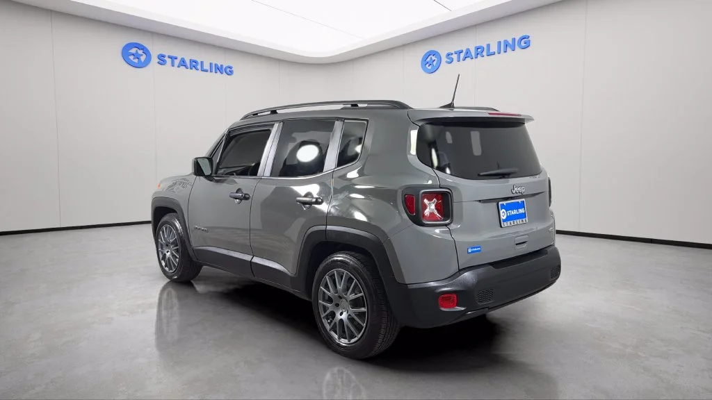 Used 2021  Jeep Latitude image 5
