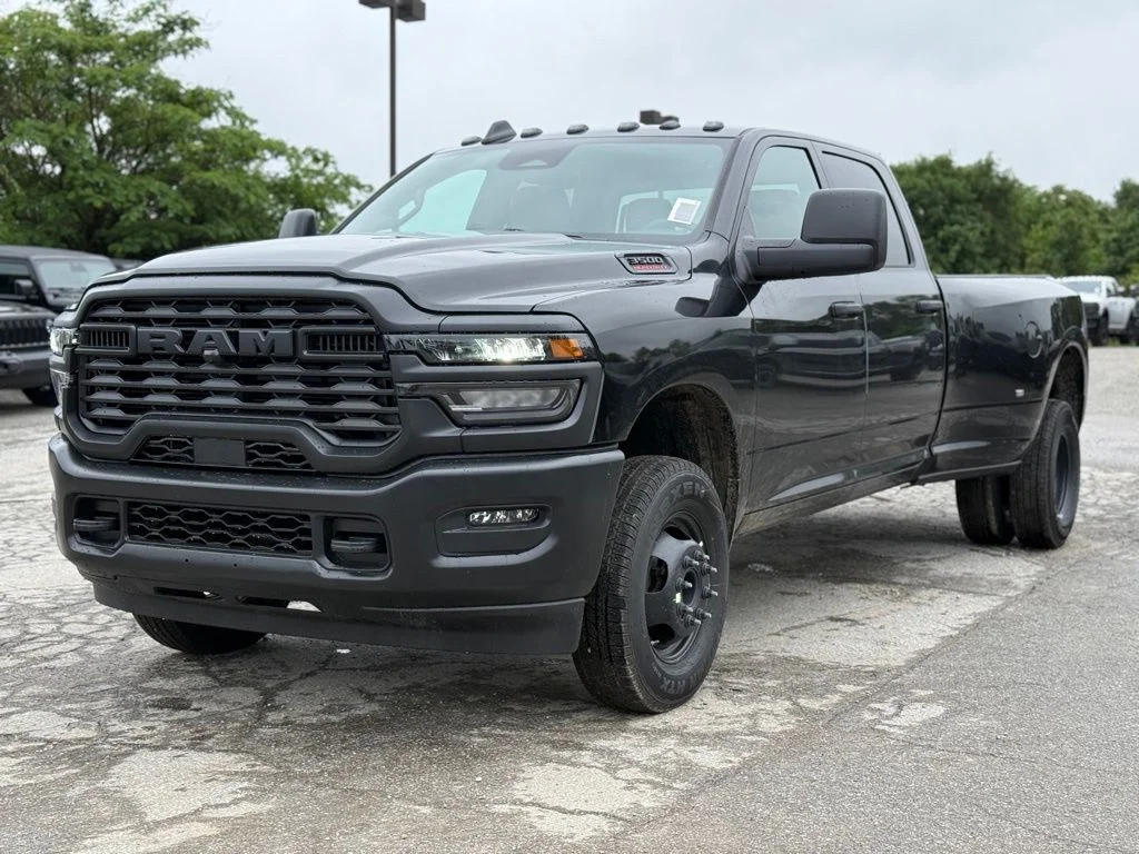 New 2026 Diamond Black Crystal Pearl-Coat Exterior Paint RAM Tradesman image 2