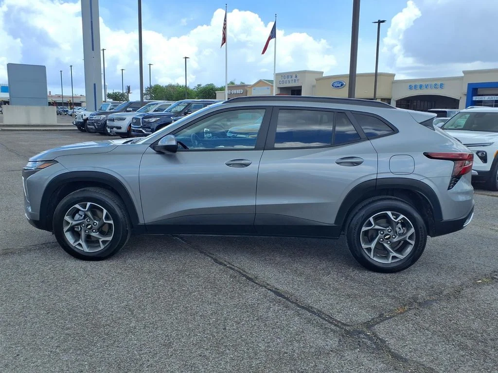 Used 2025 Gray Chevrolet LT image 8