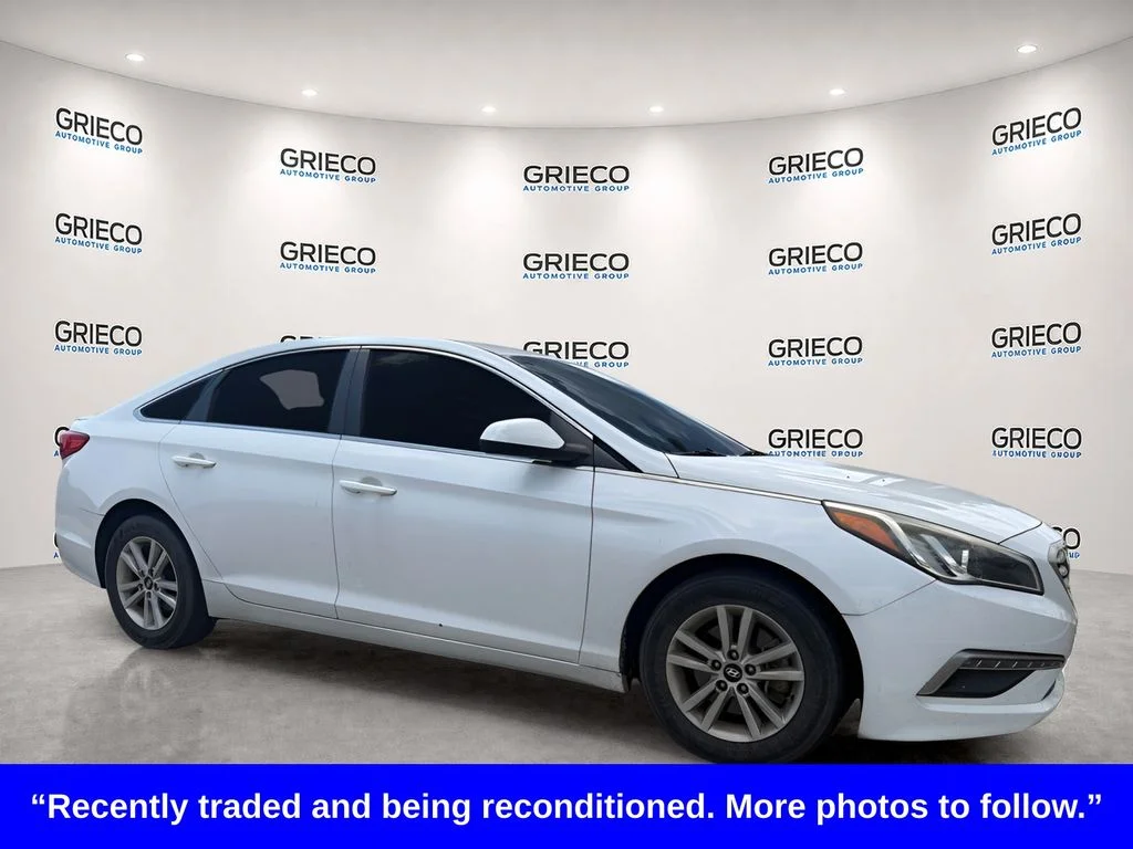 Used 2015 White Hyundai SE image 1