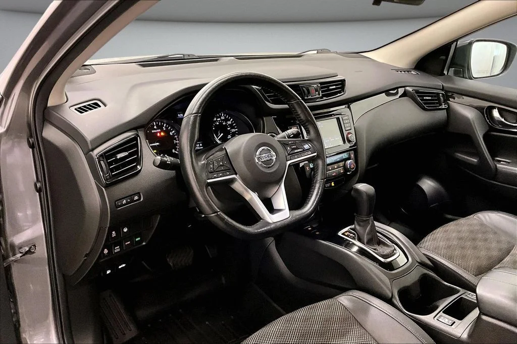 Used 2022 Gray Nissan SV image 17