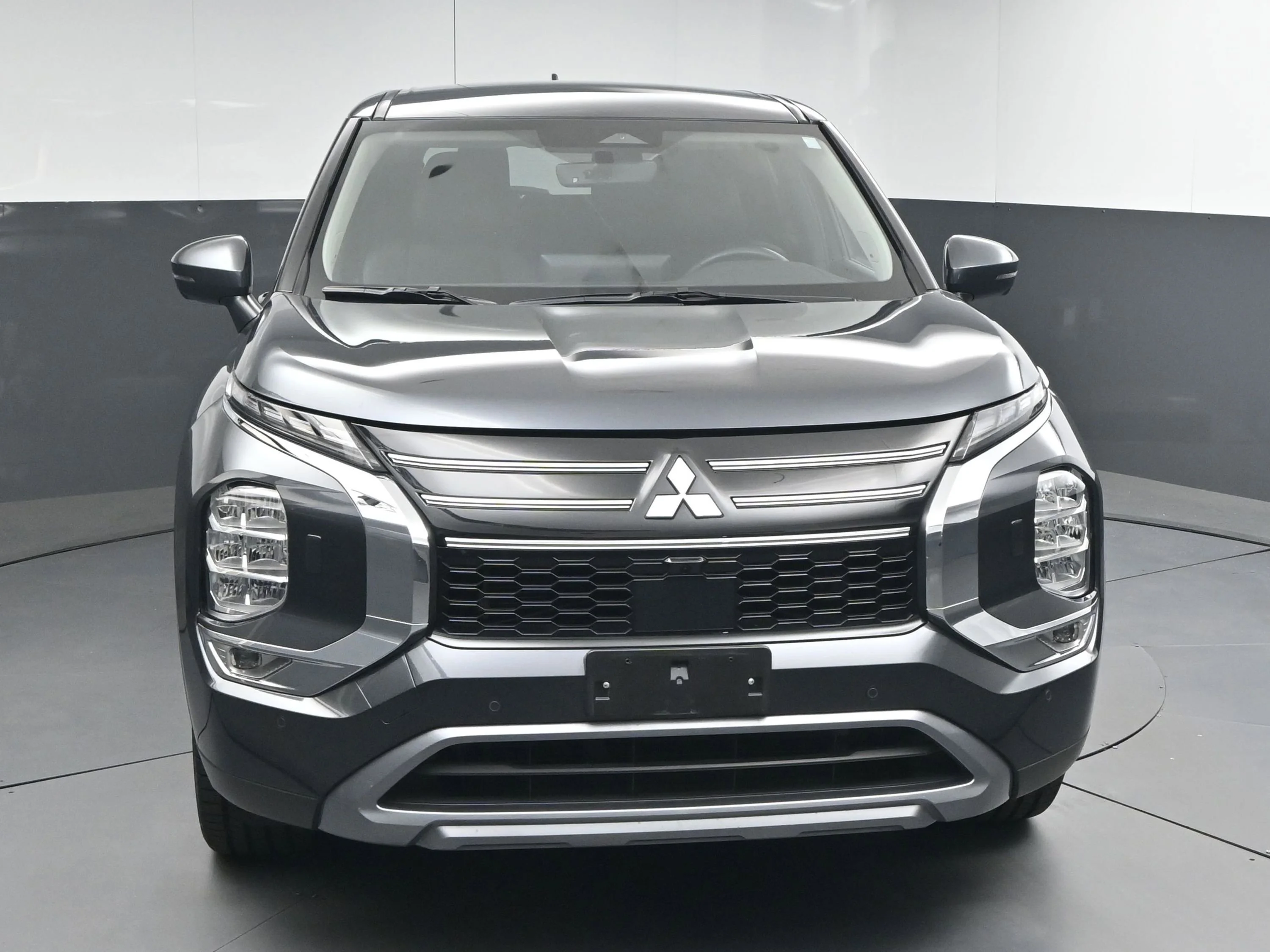 Used 2025  Mitsubishi  image 2