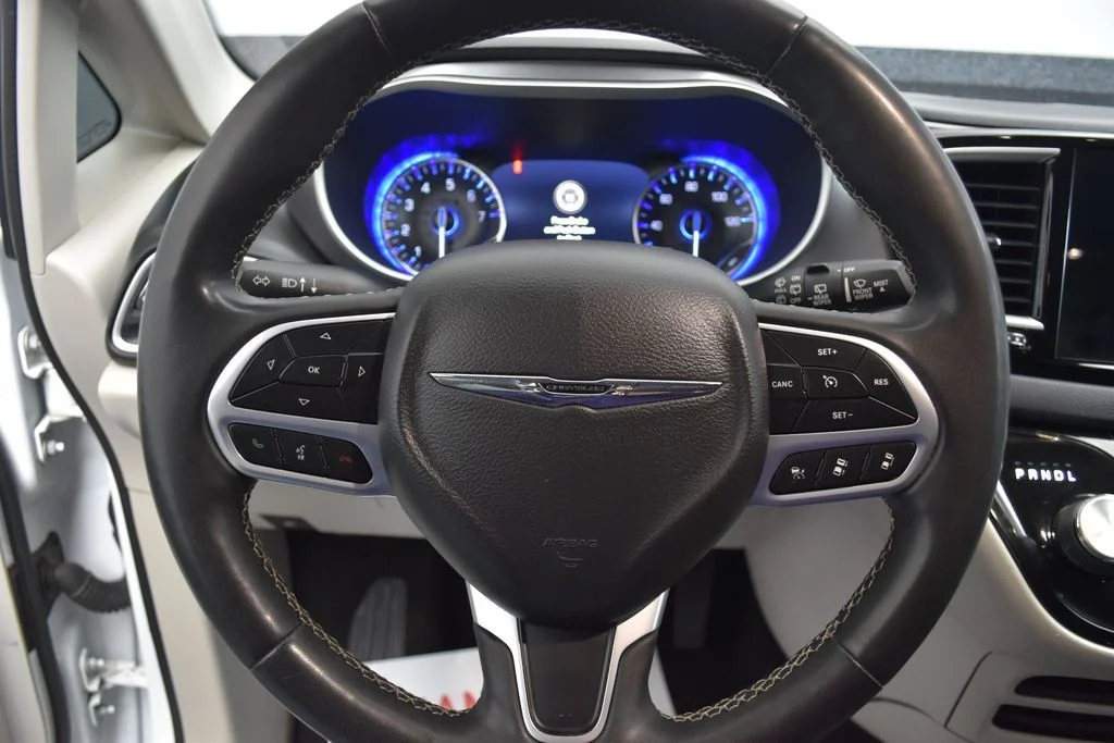 Used 2022 White Chrysler Touring L image 7